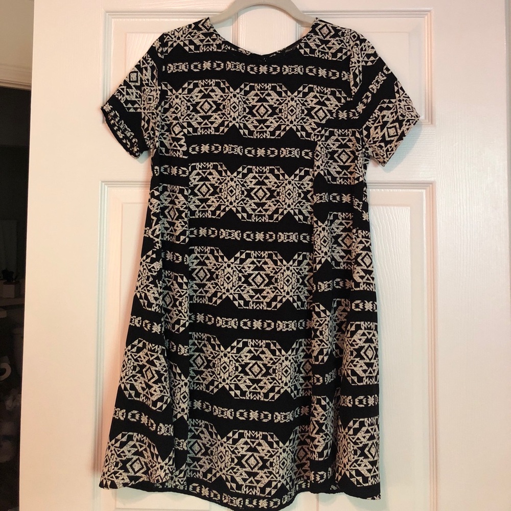 Black and Cream patterned short sleeve dress!